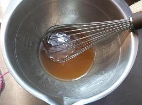 转化糖浆和梘水放入容器内，加入油，用手动打蛋器搅拌均匀至乳化状态，油分三次缓慢倒入，第一次稍微多一点，混合均匀在依次加入直至完全乳化顺滑。