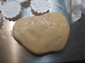 把面团用保鲜膜包好，静止梳理至少2小时，4小时最佳。