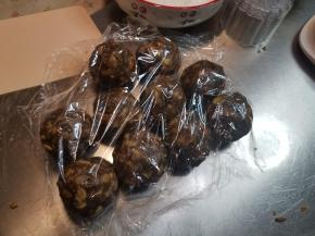 梳理好的面团分成小块，每块25g，五仁馅料打开揉搓一下，然后均分成十份，每份基本是50g。（月饼皮跟馅料的比例2：8、3:7均可，主要看个人喜好）