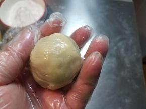 包好以后，成为一个圆球。