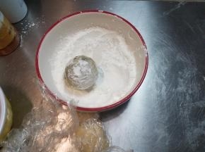 在圆球上面轻轻的拍一层粉，方便一会脱模。