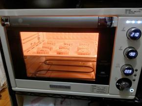 月饼表面可轻轻的喷一点水，然后放入上火210度下火190度预热好（预热最低十分钟）的烤箱烘烤8分钟左右定型。