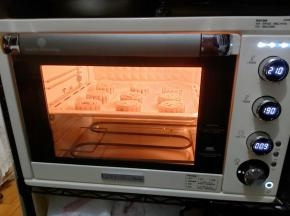 月饼表面可轻轻的喷一点水，然后放入上火210度下火190度预热好（预热最低十分钟）的烤箱烘烤8分钟左右定型。