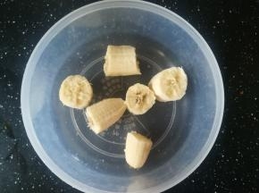 香蕉剥皮，切段
