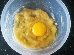 打入一个鸡蛋，搅拌均匀