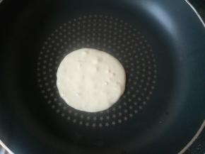 平底锅小火？倒入一勺面糊