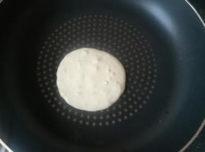 平底锅小火？倒入一勺面糊