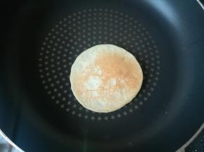 冒大泡，就可以翻边了。第一个颜色比较浅。因为刚开火，温度低。后面颜色就深了。