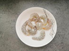 用料酒腌制10分钟。