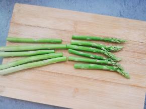 芦笋切段，取顶部较嫩的上半部分，剩余的可以做成其他菜。