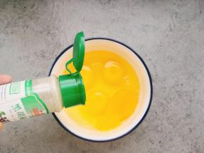 鸡蛋打扰加入30克清水，少许胡椒粉和盐，盐和胡椒粉随自己口味调整。