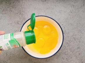 鸡蛋打扰加入30克清水，少许胡椒粉和盐，盐和胡椒粉随自己口味调整。