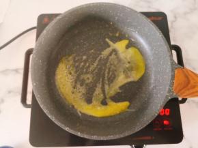 锅中放入无盐黄油小火融化，或者用玉米油。