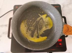 锅中放入无盐黄油小火融化，或者用玉米油。