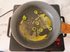 放入葱段爆出香味。