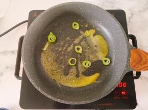 放入葱段爆出香味。