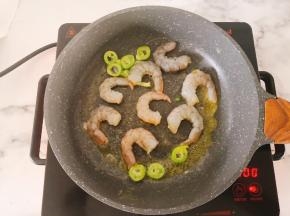 放入腌制好的虾仁炒至变色。
