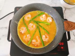 倒入蛋液，轻轻晃动锅底，让蛋液铺满整个锅底。