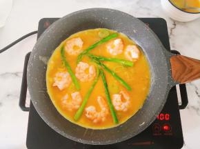 倒入蛋液，轻轻晃动锅底，让蛋液铺满整个锅底。