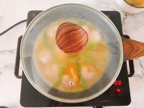 盖上锅盖，继续用小火，慢慢烘烤，这步需要点耐心，直直蛋液全部凝固，撒上白芝麻关火即可。