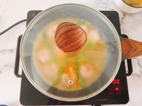 盖上锅盖，继续用小火，慢慢烘烤，这步需要点耐心，直直蛋液全部凝固，撒上白芝麻关火即可。