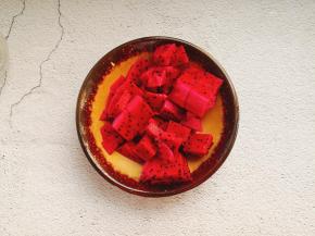 火龙果去皮切小块。