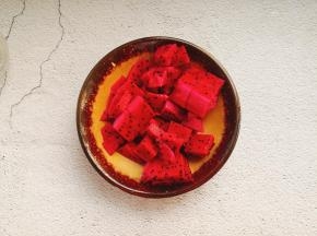 火龙果去皮切小块。