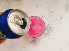 倒入冰镇雪碧，倒入雪碧时气泡不断上升，注意不要溢出来哦！