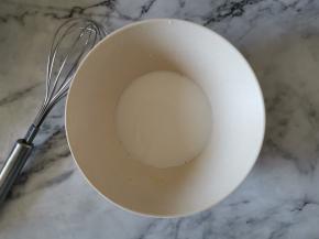 白糖和牛奶倒入碗中，搅拌均匀。