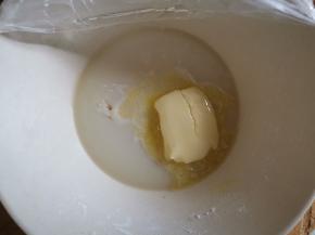 趁热加入黄油，像揉面一样让黄油完全融合进去，放凉之后放入冰箱冷藏30分钟。