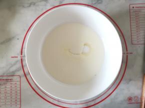 淡奶油中加入白糖，打发至小尖角状态即可。放入冰箱冷藏备用。