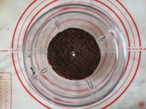 奥利奥饼干去除掉中间夹心，搅成饼干末备用。