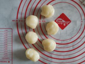 把糯米粉放锅中炒至微黄，就是熟糯米粉，撒在案板上防粘，把糯米皮分成均匀6等份。