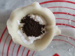 用擀面杖把雪媚娘皮擀薄饼，加入一层奶油+奥利奥碎+一层奶油，收口包好就可以啦。