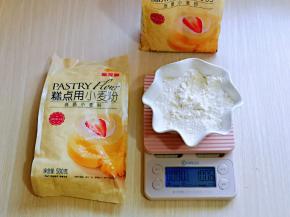 首先将金龙鱼低筋面粉称重，再将其它食材称重。