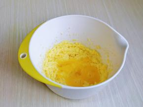 加入三分之一的全蛋液，继续启动电动打蛋器，低速打至均匀，再加入三分之一的蛋液，一定要将黄油与蛋液打至完全融合再一起后再加下一次。