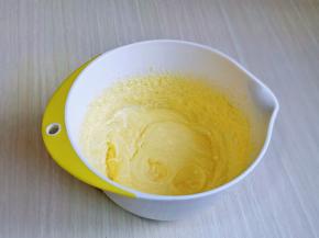 最后将蛋液全部加入，低速打至黄油体积变大，呈羽毛状。(蛋液分三次加入)