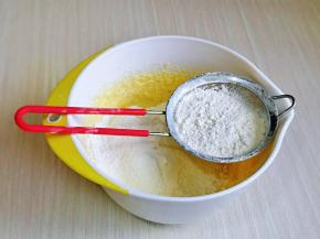 泡打粉与低筋面粉混合，过细筛。