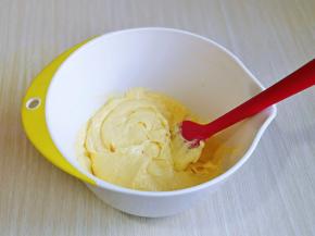 用刮刀翻拌均匀，无干粉。(顺时针翻拌）