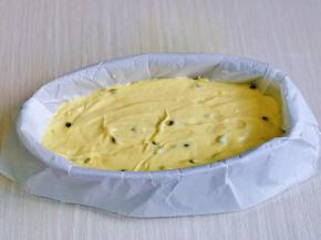 模具垫上油纸，再把蛋糕糊倒入模具中。