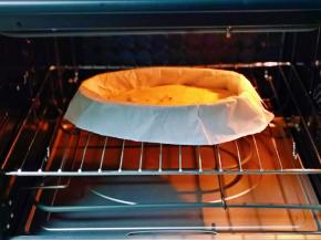 提前将烤箱165度预热5分钟，模具入烤箱中层。