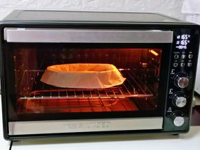 上下管165度烤45分钟，烤20分钟时取出模具，用刀在蛋糕中间竖着划一刀。(烤箱时间及温度仅供参考)