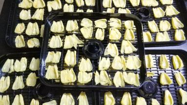 去掉核撕开口，平铺在干果托上