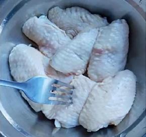鸡中翅洗干净，用叉子搓洞，用力搓。