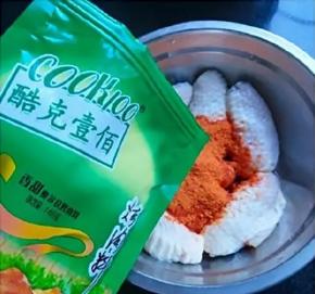 倒入奥尔良烤肉料腌制。