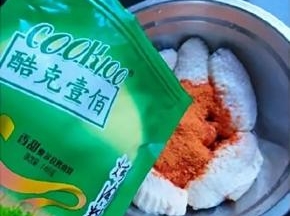 倒入奥尔良烤肉料腌制。