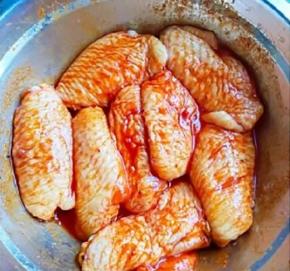 放入冰箱冷藏一晚，腌制的多余酱汁不要倒了，后面有用。