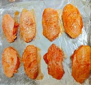 烤盘铺好锡纸，摆上鸡中翅。