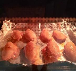 烤箱预热5分钟，上下火180度，30分钟，一面烤15分钟，翻面后继续烤15分钟，腌制剩余的酱汁这时可以再刷一遍鸡翅。