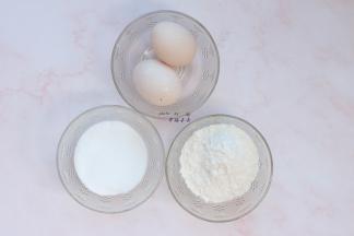 先准备制作手指饼干的材料，蛋黄蛋清分离，分别装入2个干净的盆中